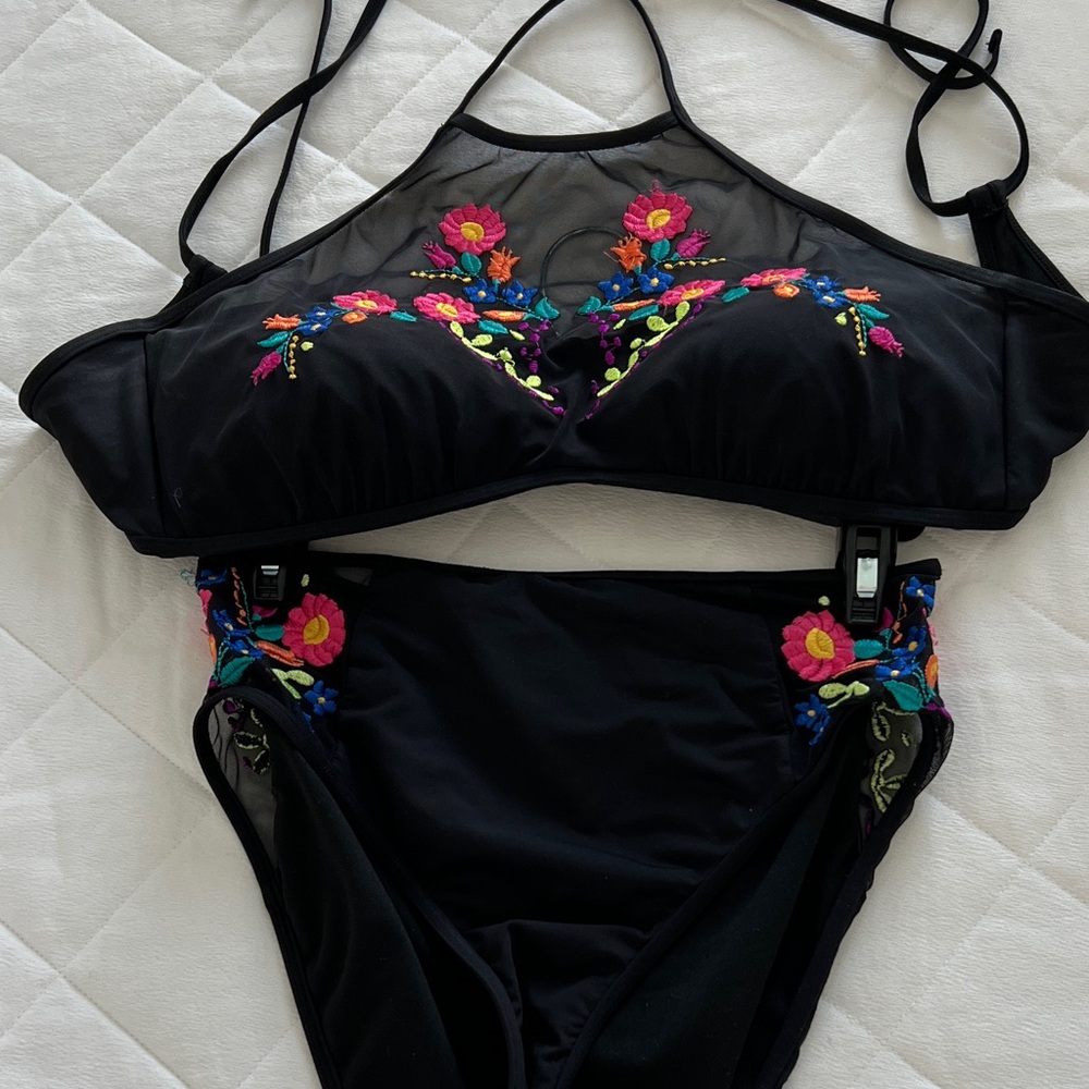 Kenneth Cole Reaction Black Bikini Set with Multicolor Embroidery XL top S botto
